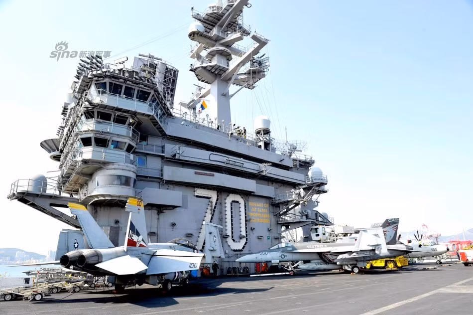 Gần đây nhất, trong suốt 2 tuần trước khi ghé thăm Hàn Quốc, tàu sân bay USS Carl Vinson đã tập luyện liên tục với cường độ cao trong khu vực Biển Đông. Nguồn ảnh: Sina.