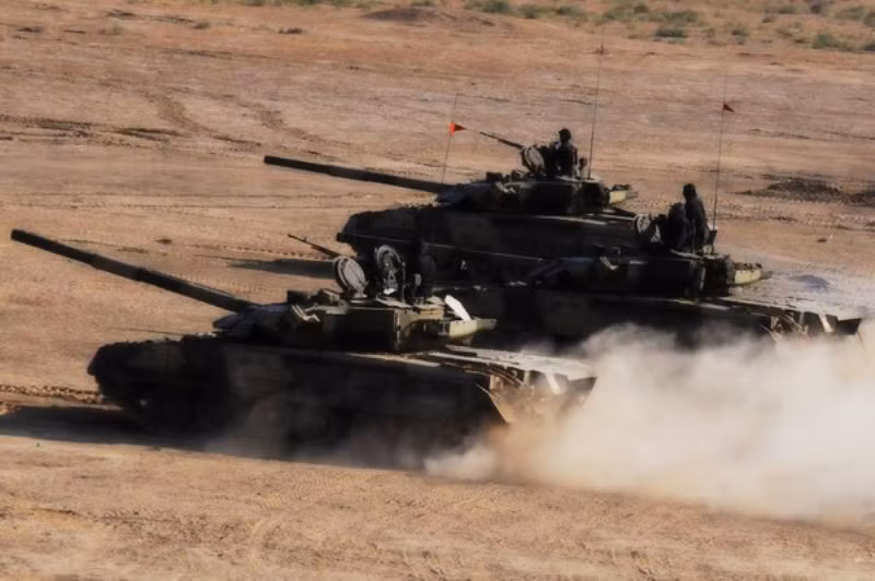 Xe tăng T-80UD được trang bị giáp composite kết hợp giáp phản ứng nổ Kontakt vượt trội công nghệ giáp của Trung Quốc. Hỏa lực có pháo nòng trơn 125mm cùng hệ thống nạp đạn tự động đáng tin cậy. Tầm bắn hiệu quả của pháo khi dùng đạn xuyên APFSDS lên tới 2-3km trong ban ngày và 2-2,6km ở ban đêm, xuyên giáp dày 590-630mm ở cự ly 2km. Nguồn ảnh: PAKMR