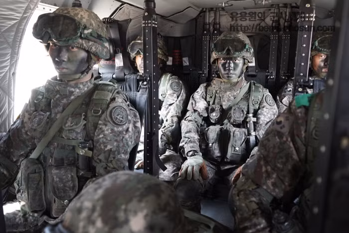 Đặc nhiệm phản ứng nhanh Hàn Quốc trên trực thăng chở quân KUH-1. Tham gia cuộc tập trận có tổng cộng 189 lính đặc nhiệm Hàn Quốc thuộc Lữ đoàn 201. Nguồn ảnh: Chosun.