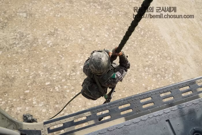 Đổ bộ bằng dây từ độ cao 20 mét, cách thức đổ bộ này sẽ đảm bảo binh lính nhận được sự yểm trợ tốt nhất từ các xạ thủ súng máy trên trực thăng trong trường hợp gặp phục kích. Nguồn ảnh: Chosun.