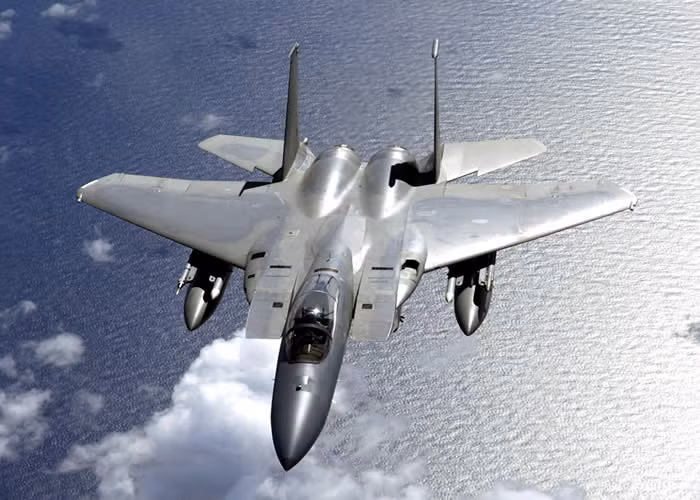 Theo lý giải của Không quân Mỹ, việc dùng F-16 thay thế chiến đấu cơ F-15 sẽ giúp giảm rất nhiều chi phí đào tạo phi công, qua đó có thể giúp phi công có thêm nhiều giờ bay huấn luyện hơn trên chiếc F-16 trước khi ra thực chiến. Nguồn ảnh: Aviation.