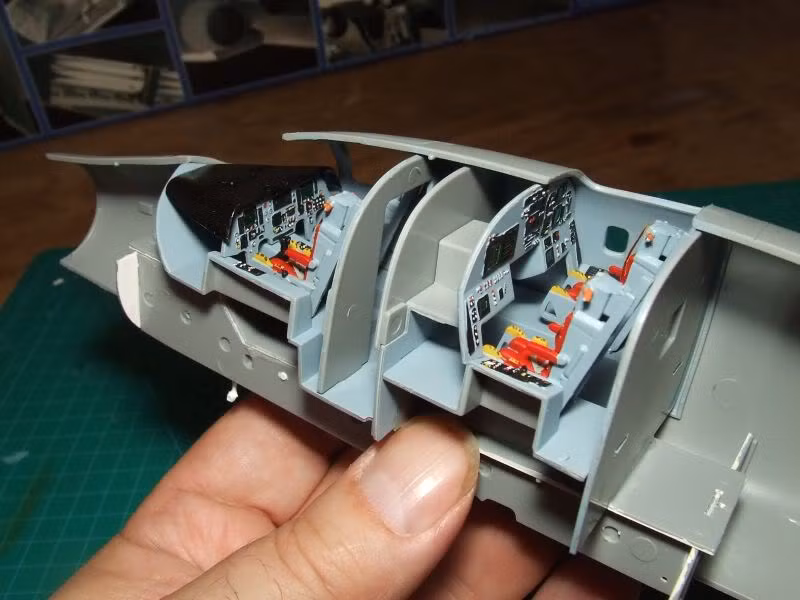 Khoang phía trước của các phi công được ngăn cách với khoang phía sau của các sỹ quan điều khiển hỏa lực bởi các vách ngăn kín hoàn toàn và được nối thông với nhau bằng một đường hầm nhỏ. Ảnh: Mô hình chiếc B-1 Lancer. Nguồn ảnh: Intscale.