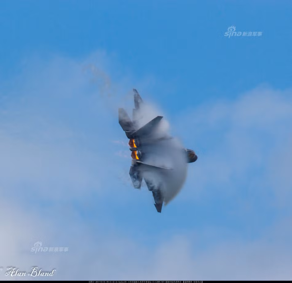 Về mặt thông số kỹ thuật, cả hai chiếc tiêm kích này đều có phi hành đoàn 1 người, F-22 Raptor có trọng lượng cất cánh tối đa 38 tấn, hơn 2 tấn so với chiếc J-20, trọng lượng rỗng của chiếc F-22 và J-20 là gần xấp xỉ nhau, khoảng 19,7 tấn. Nguồn ảnh: Sina.