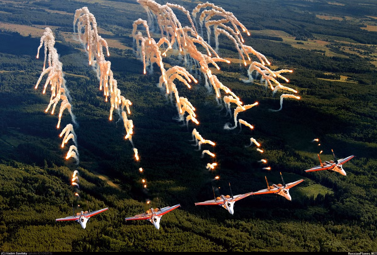 Vụ tai nạn xảy ra khi thời tiết có nhiều mưa mù, vào thời đó, hệ thống rada mặt đất tại sân bay Cam Ranh rất thô sơ và khi các Hiệp sĩ Nga cố tiếp cận sân bay từ hướng Nam họ sẽ hoàn toàn mất liên lạc và biết mất khỏi màn hình rada của ta do bị vướng đỉnh núi Chúa gây nhiễu địa vật. Nguồn ảnh: Reddit.