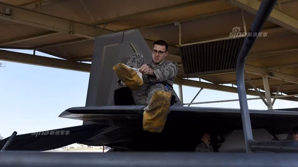 Để đảm bảo quá trình bảo dưỡng sẽ không làm xước lớp vỏ sử dụng công nghệ bí mật đắt tiền này của tiêm kích F-22 Raptor, các kỹ sư cần được trang bị một đôi bọc giày bảo hộ khi trèo lên làm việc phía trên máy bay. Nguồn ảnh: Sina.