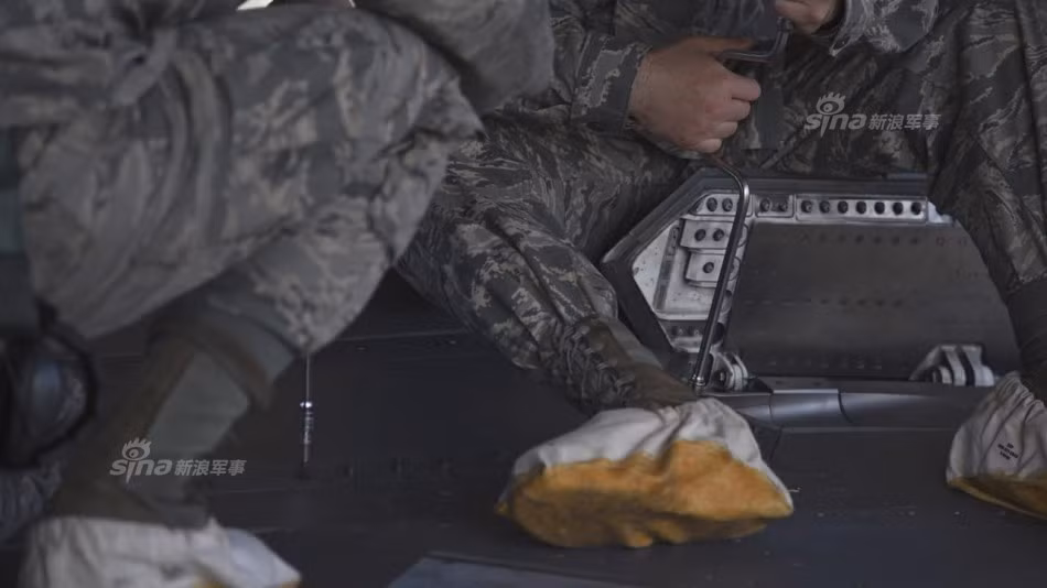 Một vết xước trên lớp vỏ của chiếc F-22 cũng có thể khiến cho lớp vỏ này mất đi đặc tính hấp thụ sóng radar và qua đó khiến máy bay bị phát hiện bởi hệ thống radar của đối phương, chính vì vậy các kỹ sư phải tuyệt đối không được để lại bất cứ một vế xước đáng kể nào trên lớp vỏ này. Nguồn ảnh: Sina.