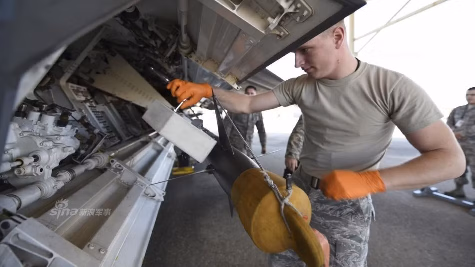 Tất cả các thiết bị trên chiếc chiến đấu cơ F-22 đều được ghi lại tên series, ngày thay thế và khi các thiết bị này hết hạn sử dụng (thường được tính theo giờ) hoặc bị hỏng hóc thì chúng sẽ được thay mới hoàn toàn. Quá trình bảo dưỡng một chiếc F-22 tùy từng điều kiện có thể kéo dài từ vài ngay tới vài tháng. Nguồn ảnh: Sina.