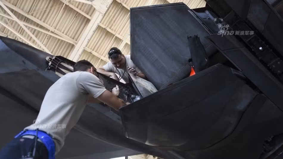 Việc bảo dưỡng chiếc tiêm kích này tỏ ra cực kỳ vất vả khi các kỹ sư phải tiếp cận với nhiều bộ phận, chi tiết rất nhỏ nằm sâu bên trong máy bay. Nguồn ảnh: Sina.