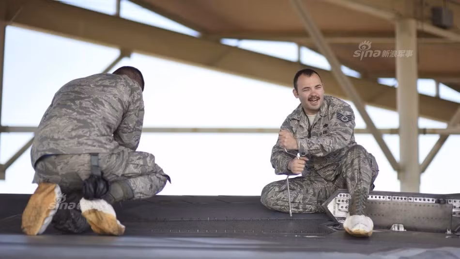 Trái ngược với công việc của các kỹ sư lắp ráp và chế tạo, công việc của các kỹ sư bảo dưỡng lại là tháo ra, kiểm tra và thay thế các bộ phận đã quá tuổi hoặc đã hỏng trên chiếc chiến đấu cơ đắt tiền này. Thực tế, việc bảo dưỡng còn khó khăn hơn nhiều so với công việc lắp ráp, chế tạo. Nguồn ảnh: Sina.