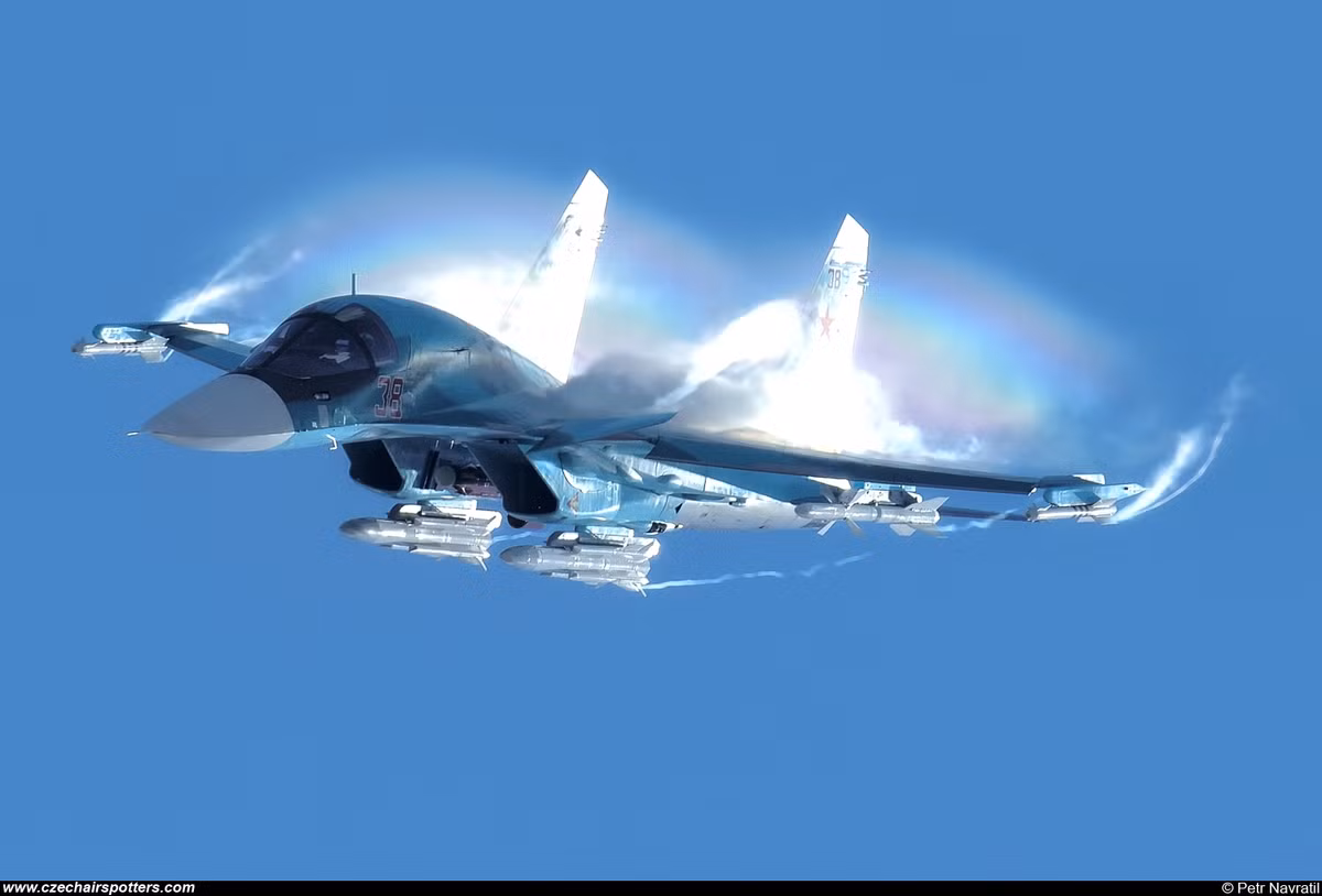 Tốc độ tối đa chiếc Su-34 đạt được vào khoảng 2000 km/h tương đương với Mach 1,8. Máy bay được trang bị 1 pháo chính 30 mm GSh-30-1 với 180 viên đạn và 12 giá treo vũ khí với khả năng mang theo tối đa 12 tấn vũ khí các loại. Nguồn ảnh: Spotters.