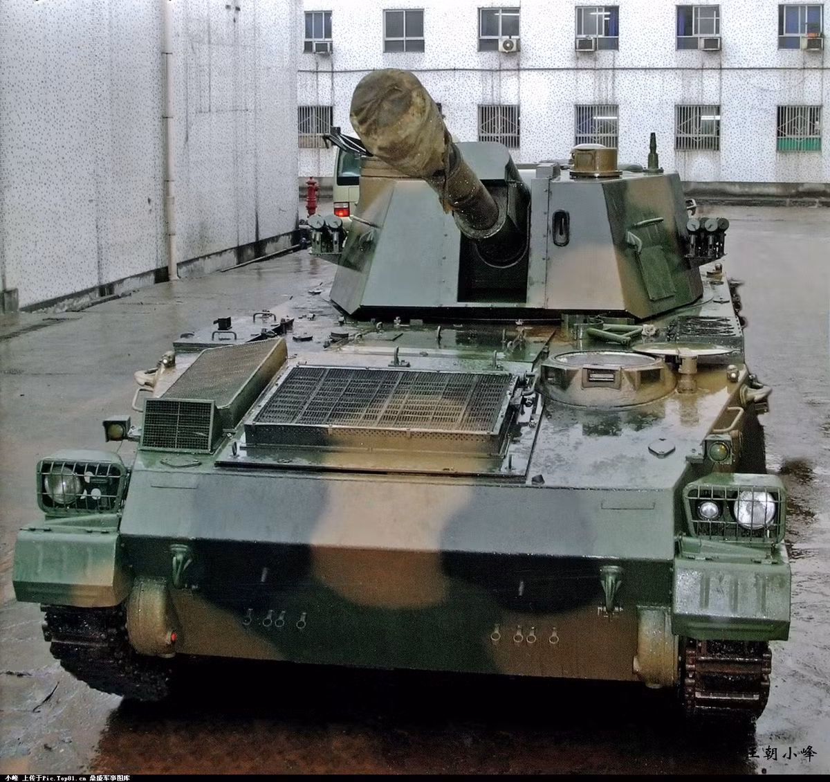 Xe có sức chứa tối đa 40 viên đạn pháo kèm theo đó là khả năng di chuyển trên quãng đường 500 km. Tốc độ tối đa xe có thể đạt được lên tới 65 km/h trên đường hỗn hợp. Xe sử dụng động cơ 590 mã lực cung cấp lực kéo 24 sức ngựa/mỗi tấn. Nguồn ảnh: Tungxa.