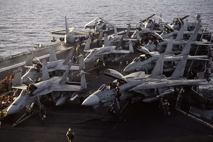 Tháng 10/1990: Tàu sân bay USS Saratoga đến vùng biển Đỏ (Xích hải) và sẵn sàng tham chiến. Ảnh: Theguardian.