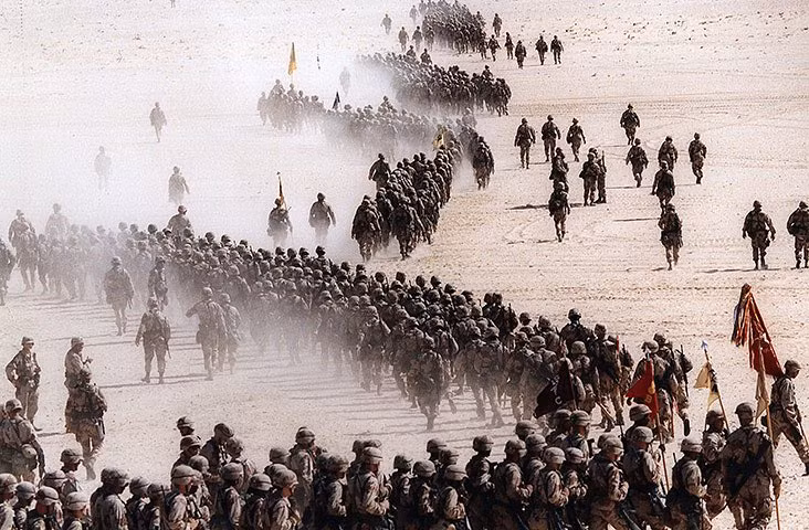 Tháng 11/1990: Phản ứng lại việc Quân đội Iraq xâm lược Kuwait, Sư đoàn Kỵ binh số 1 của Mỹ tiến vào khu vực Sa mạc Ả-rập mở ra chiến dịch Bão táp Sa mạc phản công bảo vệ đồng minh. Ảnh: Theguardian.