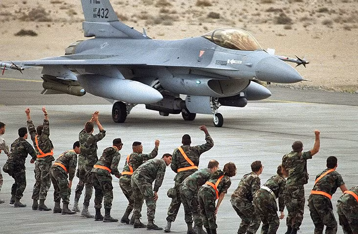 Tháng 2/1991: Các máy bay F-16 chuẩn bị cất cánh ở phía Nam Ả-rập tham gia không kích lực lượng Iraq trên lãnh thổ Kuwait. Ảnh: Theguardian.