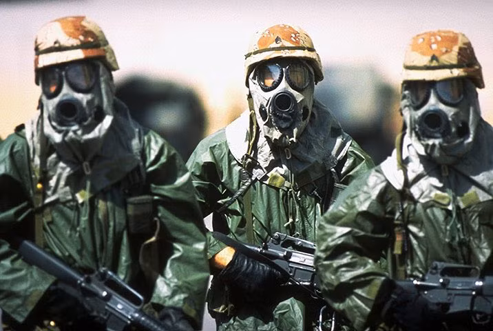 Cũng trong tháng 4/1991: Lực lượng Không vận Dù 82 của Mỹ phải sự dụng mặt nạ phòng độc để tác chiến bên cạnh những giếng dầu đang bốc cháy ngùn ngụt. Ảnh: Theguardian.