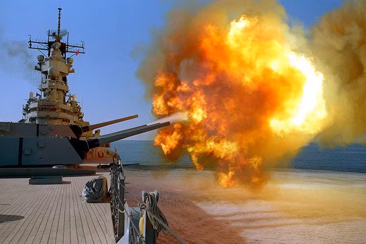 Thiết giáp hạm USS Winconsin bắn những viên đạn cỡ 406 mm vào lãnh thổ Iraq trong khuôn khổ cuộc chiến tranh vùng Vịnh. Ảnh: Theguardian.