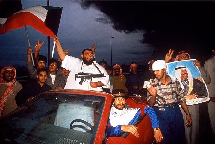 Người dân Kuwait vẫy cờ ăn mừng độc lập sau khi liên quân do Mỹ chỉ huy kết thúc chiến dịch chiến tranh vùng Vịnh, bảo vệ thành công lãnh thổ Kuwait. Ảnh: Theguardian.