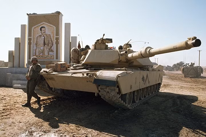 Xe tăng Mỹ đứng giữa biên giới giữa Kuwait và Iraq. Ảnh: Theguardian.