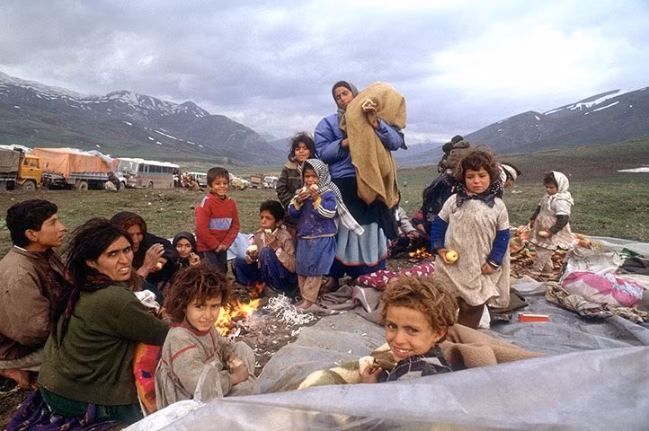 Tháng 4/1991: Những người Kurd tị nạn trên đường tới Iran. Ảnh: Theguardian.