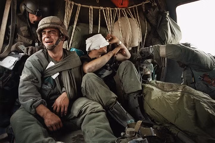 Bức ảnh nổi tiếng đoạt giải Pulitzer năm 1991 về hai người lính bị thương và một người lính tử trận được đặt trong túi đựng xác đang được sơ tán trong chiến dịch Bão táp Sa mạc. Điều đáng nói là thương vong này xảy ra là do phía Mỹ không kích nhầm quân mình chứ không phải do phía Iraq gây ra. Ảnh: Theguardian.