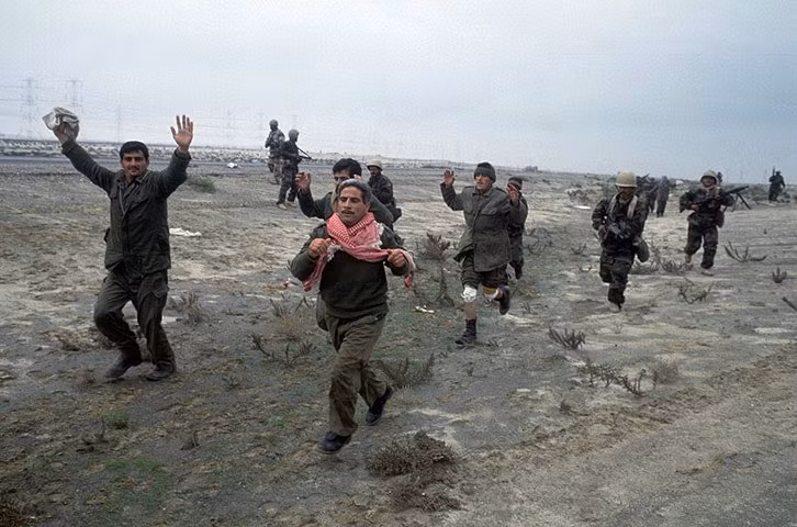 Tháng 2/1991: Quân lính Iraq đầu hàng liên quân sau một cuộc giao tranh kéo dài khoảng 2 tiếng đồng hồ. Ảnh: Theguardian.