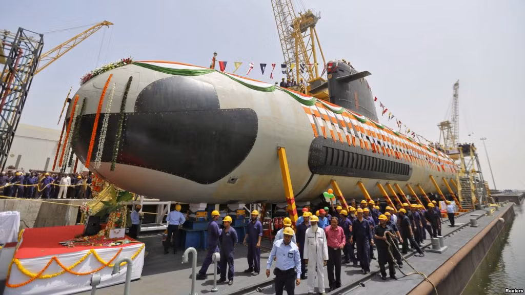 Theo các tài liệu chưa chính thức của phương tây, tàu ngầm lớp Kalvari này có khả năng lặn xuống độ sâu tối đa lên tới 350 mét, tuy nhiên theo nhiều chuyên gia độ sâu tối đa mà tàu có thể đạt được dựa trên thiết kế của nó có thể lên tới 450 mét thậm chí còn hơn. Nguồn ảnh: UNDP.