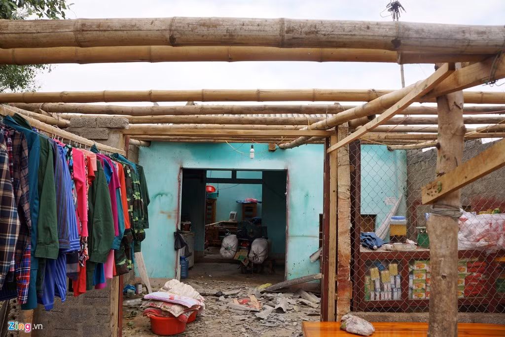 Cơn lốc kèm mưa đá với cường độ mạnh khiến hàng chục nhà ở xã Mậu Lâm tốc mái. Ảnh: Zingnews.