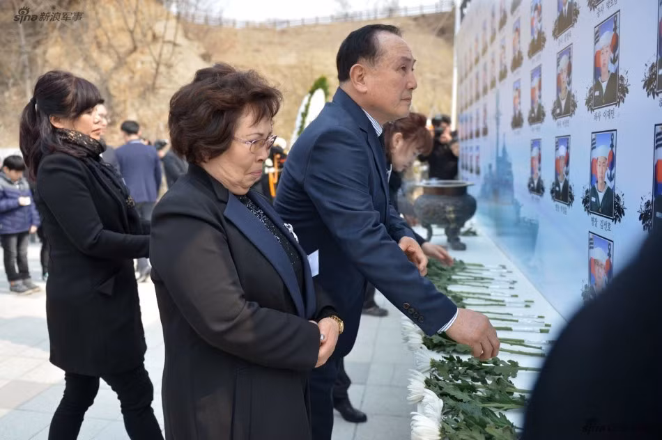 Vị trí chìm tàu Cheonan nằm cách đảo Baengnyeong của Hàn Quốc chỉ khoảng 1 hải lý, tuy nhiên trong số 104 người trên tàu chỉ có 58 người được cứu, còn lại 46 người khác vẫn mất tích. Nguồn ảnh: Sina.