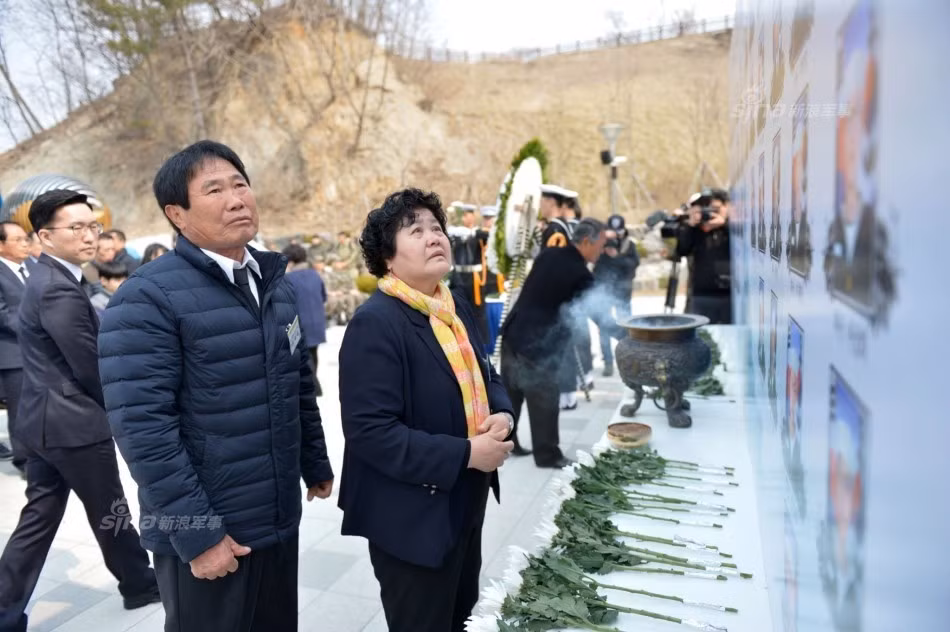 Ngay sau đó, một nhóm điều tra bao gồm các chuyên gia Hàn Quốc, Úc và Mỹ được thành lập để tìm hiểu nguyên nhân vụ việc, mọi sự tình nghi đều đổ dồn vào phía Triều Tiên vì vùng biển chỉ cách đất liền Triều Tiên khoảng 16 km và đã từng thường xuyên xảy ra tranh chấp giữa Triều Tiên và Hàn Quốc trong quá khứ. Nguồn ảnh: Sina.