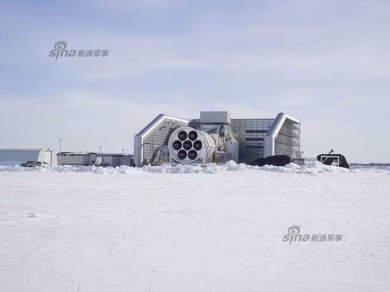 Các kỹ sư lý giải, việc đặt khu vực thử nghiệm ở nơi có nhiệt độ cực thấp sẽ mô phỏng lại môi trường nhiệt độ khắc nhiệt khi máy bay bay trên độ cao khoảng vài nghìn mét. Nguồn ảnh: Sina.