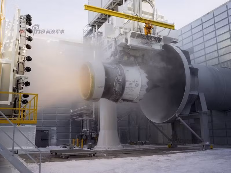 7 quạt gió hoạt động hết công suất sẽ tạo ra tốc độ gió tương đương với khoảng 100 km/h thổi thẳng vào động cơ máy bay khiến nhiệt độ của chiếc động cơ này bị giảm xuống thấp hơn nữa so với nhiệt độ môi trường, xuống dưới cả nhiệt độ đóng băng của nhiên liệu. Nguồn ảnh: Sina.