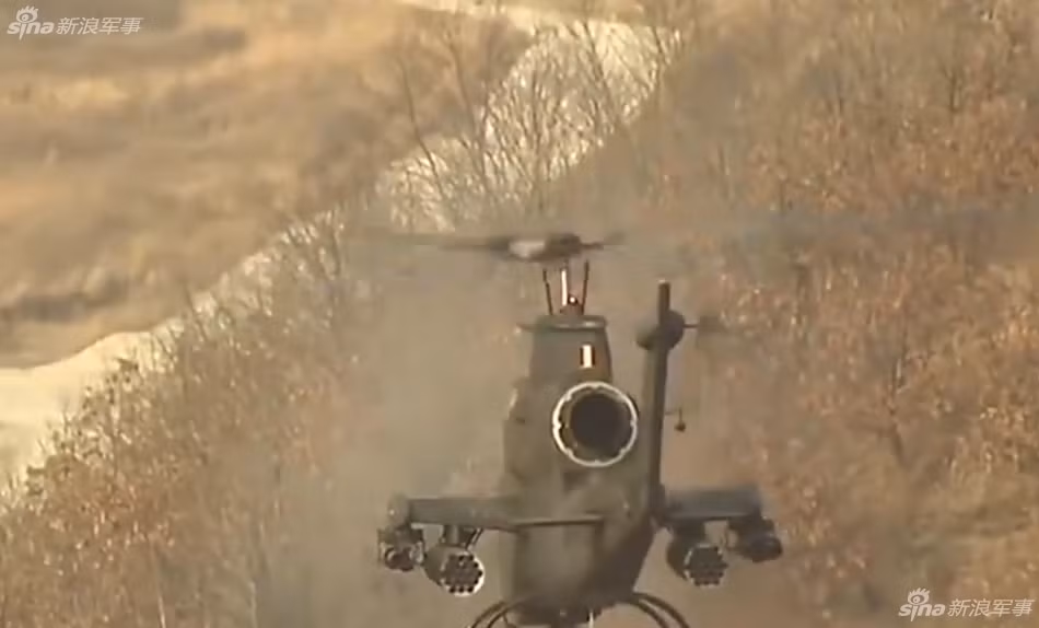 Trực thăng tấn công AH-1 làm nhiệm vụ chi viện hỏa lực. Nguồn ảnh: Sina