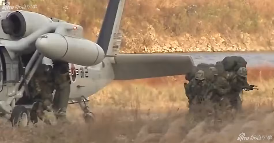 Lính Hàn Quốc đổ bộ tấn công. Nguồn ảnh: Sina