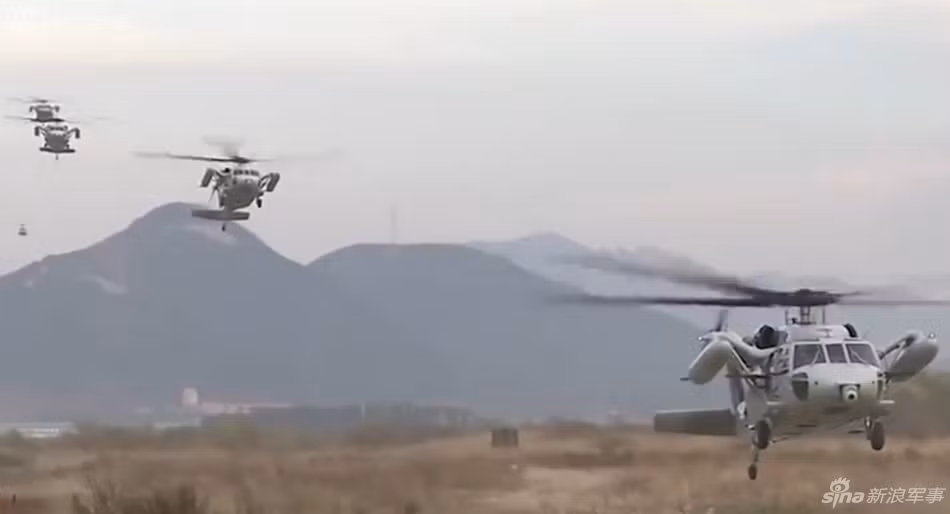 Đội hình trực thăng UH-60 của Không lực Hàn Quốc tham gia tập trận đổ bộ đường không. Nguồn ảnh: Sina