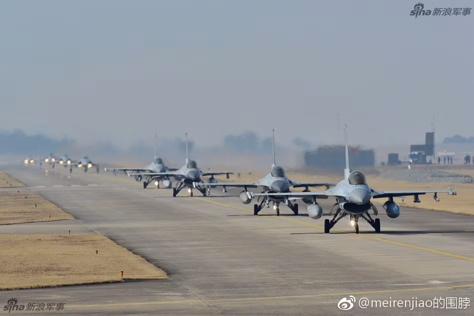 Tiêm kích F-5 (đằng sau) và F-16 thực hiện "voi đi bộ". Nguồn ảnh: Sina