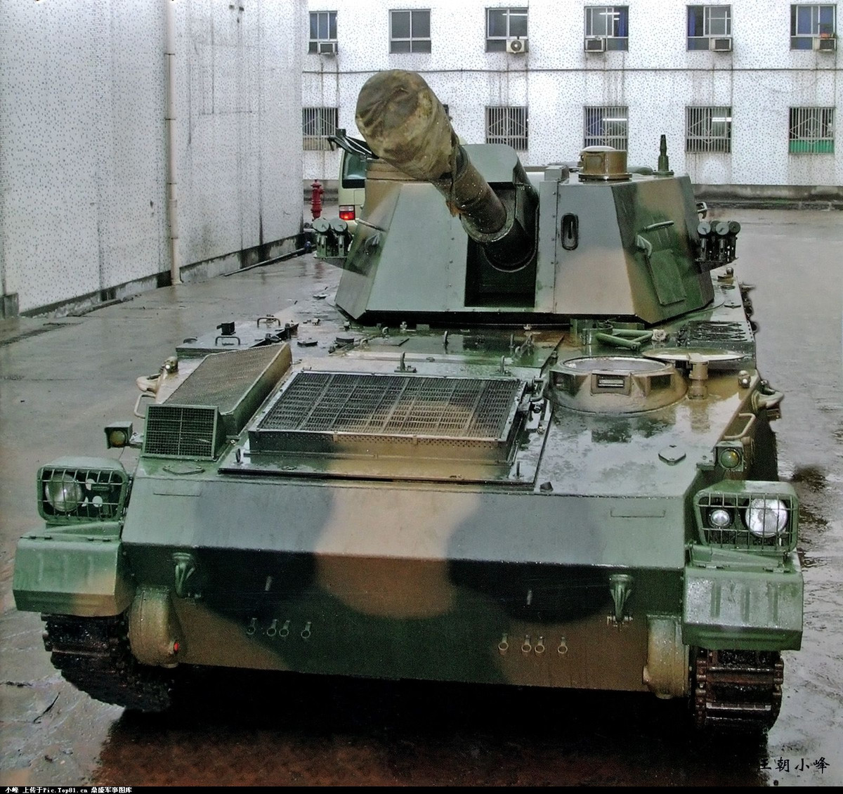 Xe có sức chứa tối đa 40 viên đạn pháo kèm theo đó là khả năng di chuyển trên quãng đường 500 km. Tốc độ tối đa xe có thể đạt được lên tới 65 km/h trên đường hỗn hợp. Xe sử dụng động cơ 590 mã lực cung cấp lực kéo 24 sức ngựa/mỗi tấn. Nguồn ảnh: Tungxa.