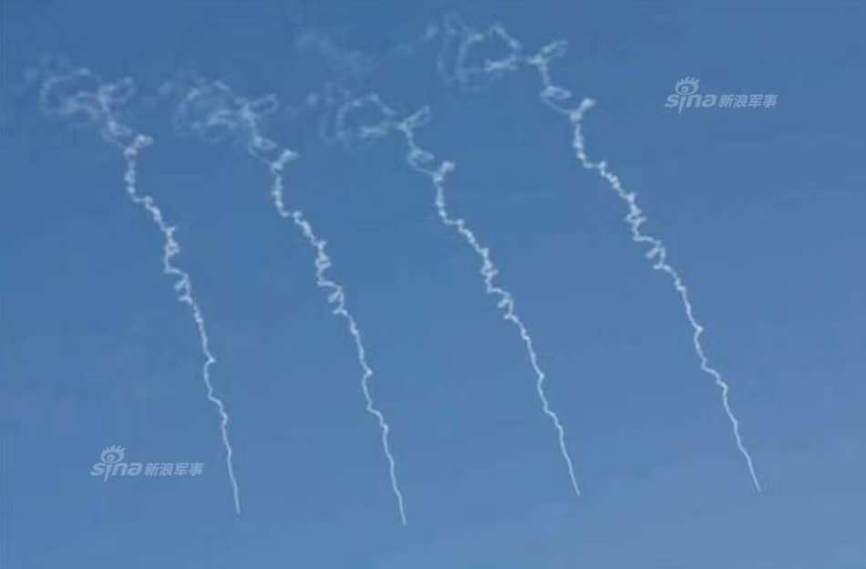 Cũng trong khoảng thời gian từ cuối năm 2016 đến nay, tần xuất Triều Tiên phóng thử tên lửa đã tăng lên ngày càng dày đặc. Nguồn ảnh: Sina.