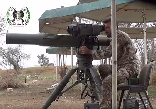 Ở mặt trận Syria thì khác, do địa hình phần lớn là xa mạc với cây cối rất thấp và thưa, việc chọn một vị trí phục kích cách mục tiêu khoảng vài kilomet mà vẫn có được tầm nhìn thoáng, trống trải để điều khiển tên lửa là điều cực kỳ dễ dàng. Nguồn ảnh: Difesa.