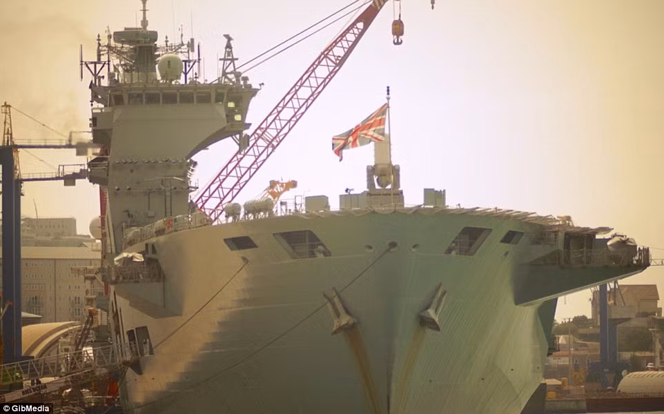 Được hạ thủy từ tháng 10/1995, tàu đổ bộ HMS Ocean đang là con tàu lớn nhất trong lực lượng Hải quân Hoàng gia Anh với độ dài 203 mét và độ giãn nước 21.500 tấn. Nguồn ảnh: Dailymail.