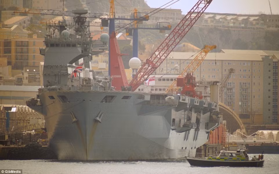 Đến năm 2018, chiếc tàu đổ bộ trực thăng này sẽ được cho về hưu, thay thế cho nó chính là tàu sân bay Queen Elizabeth dự kiến sẽ được nhập biên chế Hải quân Hoàng gia Anh trong năm nay. Nguồn ảnh: Dailymail.