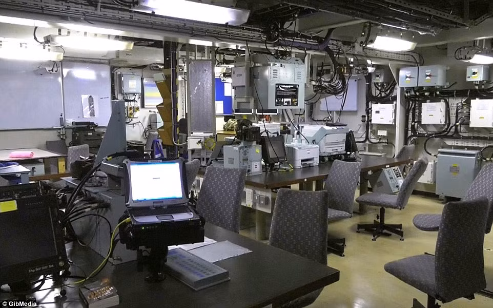 Tàu có vận tốc tối đa vào khoảng 18 hải lý tương đương với khoảng 27km/h. Tầm hoạt động tối đa của con tàu đổ bộ này vào khoảng 13.000 km/h. Trong ảnh là một góc phòng điều hành tàu đổ bộ với thiết bị khá hiện đại, tiên tiến. Nguồn ảnh: Dailymail.