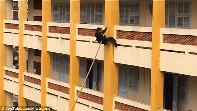 Chỉ đến khi kỹ thuật đạt đến mức độ nhuần nhuyễn và các thành viên trong đội cực kỳ ăn ý nhau thì họ mới dám trình diễn mà không cần đến dây bảo hiểm. Nguồn ảnh: Youtube.