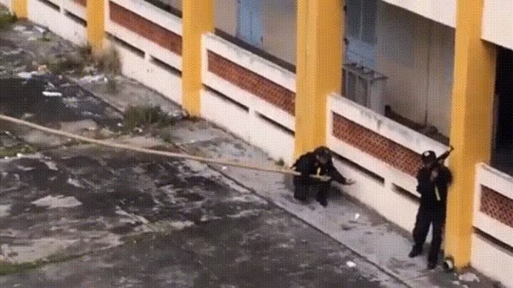 Đây là một kỹ thuật rất phổ biến trong các lực lượng vũ trang của Việt Nam do tính đơn giản, dễ thực hiện và độ ứng dụng rất cao của nó. Nguồn ảnh: Youtube.