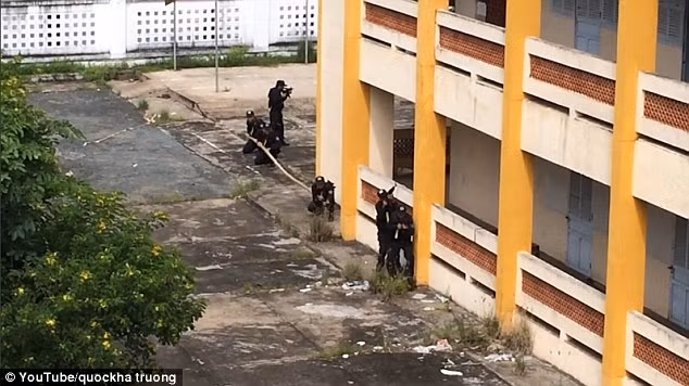 Vừa qua, các báo nước ngoài đã hết lời khen ngợi màn trình diễn của lực lượng đặc nhiệm Việt Nam với màn leo tường đột nhập bằng gây tre rất đơn giản nhưng cực kỳ hiệu quả. Đây không phải là lần đầu tiên các báo nước ngoài phải ngả mũ thán phục lực lượng vũ trang của ta, trước đây cách thức ngụy trang ở trần của lực lượng đặc công Việt Nam cũng đã được các báo nước ngoài mổ xẻ kỹ lưỡng và gật đầu thừa nhận sự lợi hại của kiểu ngụy trang "kỳ lạ" đó. Nguồn ảnh: Youtube.