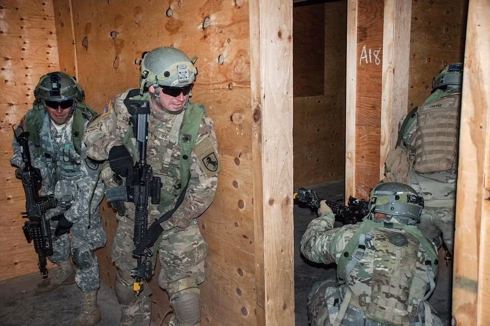 Do kết cấu về mặt kiến trúc của nhiều căn nhà ở cạnh nhau chắc chắn không thể giống hệt nhau đòi hỏi người lính phải có khả năng ứng biến cao để đề phòng nguy hiểm. Ngay khi đạp cửa tiến vào trong, người chỉ huy phải xác định được những góc nguy hiểm trong căn nhà và tiến hành phân công nhiệm vụ lục soát cho các thành viên trong nhóm. Nguồn ảnh: QQ.