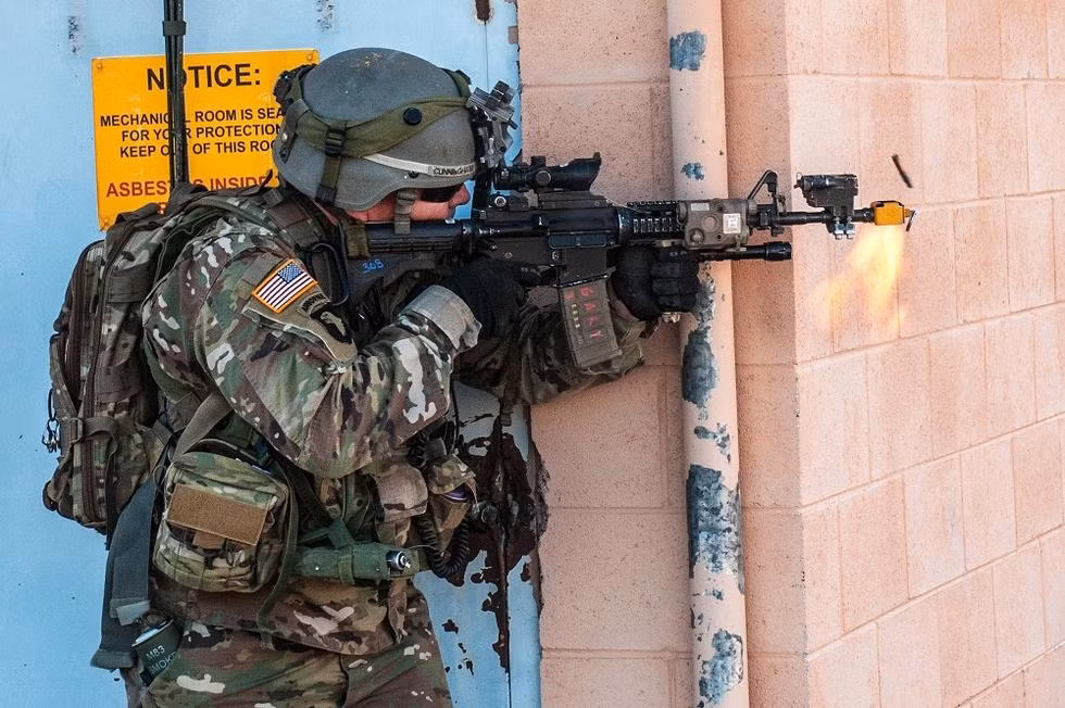 Do vậy, công việc lục soát nhà và kiểm soát một khu vực trong thành phố với nhiều dãy nhà san sát nhau luôn là cơn ác mộng với rất nhiều binh lính do kẻ địch có thể tấn công từ bất cứ ngõ ngách nào mà nếu lực lượng mỏng thì những người lính này sẽ không thể dàn trải ra để phòng thủ, chặn mọi ngõ ngách được. Nguồn ảnh: QQ.