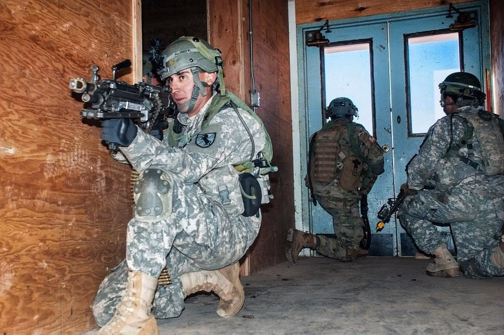 Lục soát nhà là công việc cực kỳ mạo hiểm với lực lượng quân đội họ không được trang bị các công cụ hỗ trợ chuyên biệt cho việc lục soát nhà như súng tiểu liên cỡ nhỏ hay lá chắn chống đạn như những lực lượng đặc nhiệm, cảnh sát bình thường khác. Nguồn ảnh: QQ.