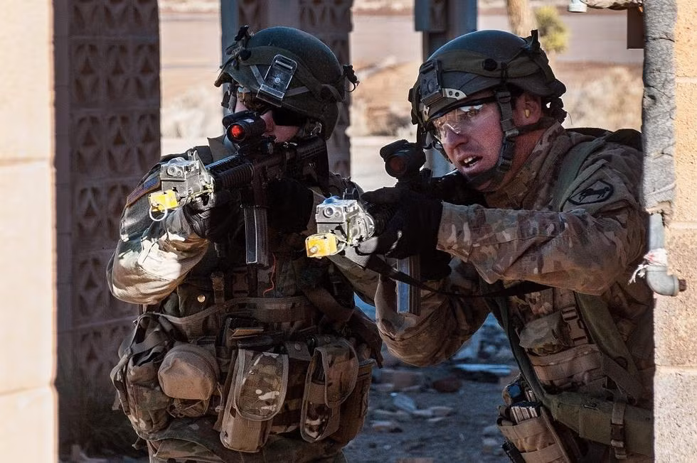 Tuy nhiên việc hạn chế sử dụng vũ khí và không được phép nổ súng trước khi bị bắn có thể sẽ dẫn đến nhiều thương vong không đáng có cho lực lượng tấn công. Nguồn ảnh: QQ.