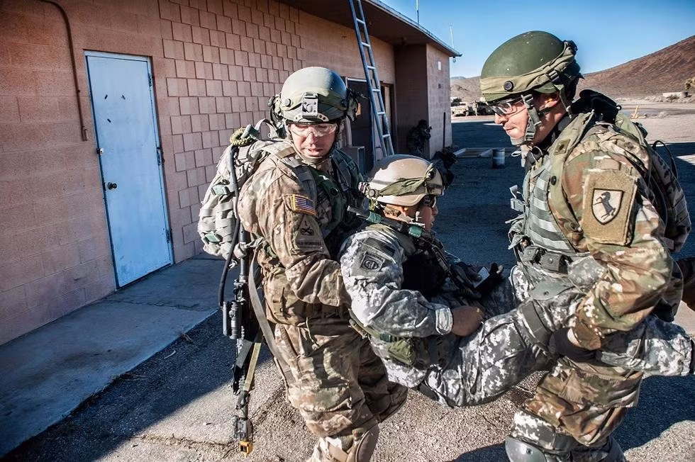 Một điều nguy hiểm nữa đó là trong nhà có rất nhiều nơi có thể đã được kẻ địch đặt bẫy. Một quả lựu đạn có thể gài vào cửa, vào ngăn kéo hoặc trong tủ lạnh, khi những người lính bất cẩn "táy máy" lung tung sẽ khiến bẫy phát nổ gây thương vong cho lực lượng lục soát. Nguồn ảnh: QQ.