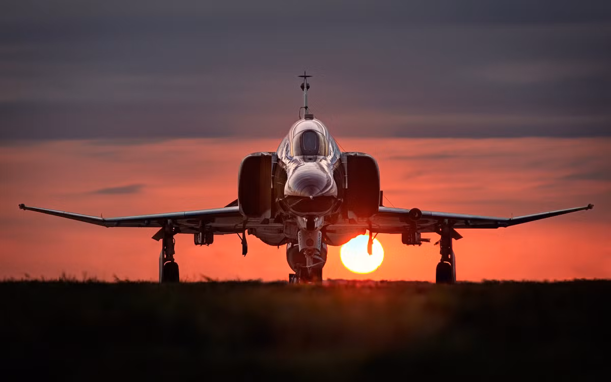 Được gia nhập biên chế Quân đội Mỹ từ năm 1958 và phải tới đầu năm 2017 những chiếc máy bay chiến đấu F-4 Phantom (con ma) của Mỹ mới được cho về hưu. Tổng cộng đã có 5.195 chiếc F-4 được sản xuất trong hơn nửa thế kỷ qua. Nguồn ảnh: Pinterest.